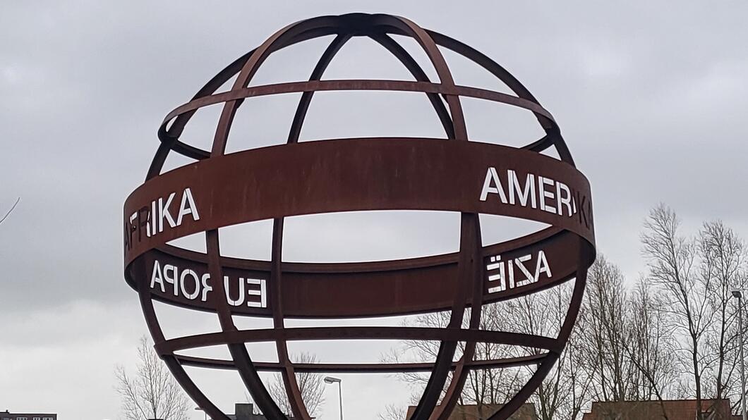 De grote metalen wereldbol op de rotonde van de Laan der Continenten in Weidevenne (Purmerend)