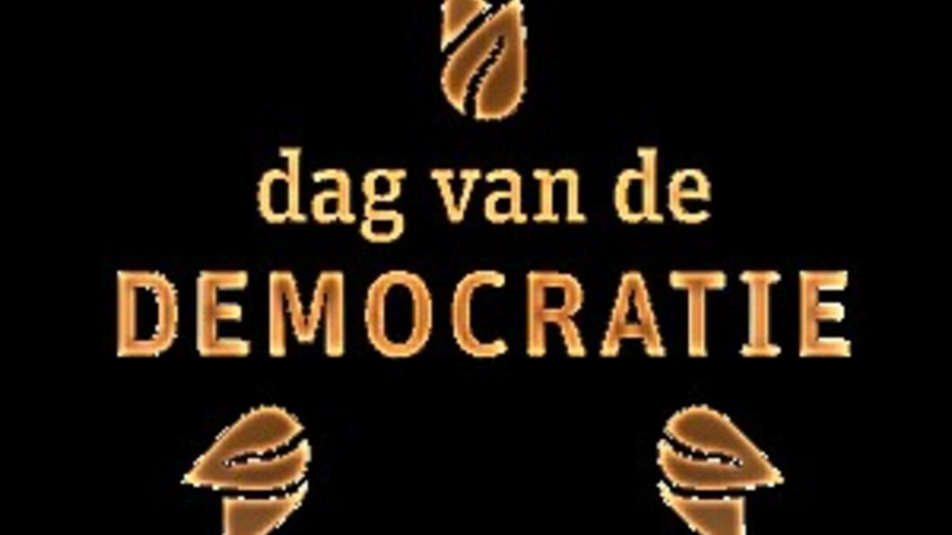 Logo van Dag van de Democratie - zwart met gouden letters