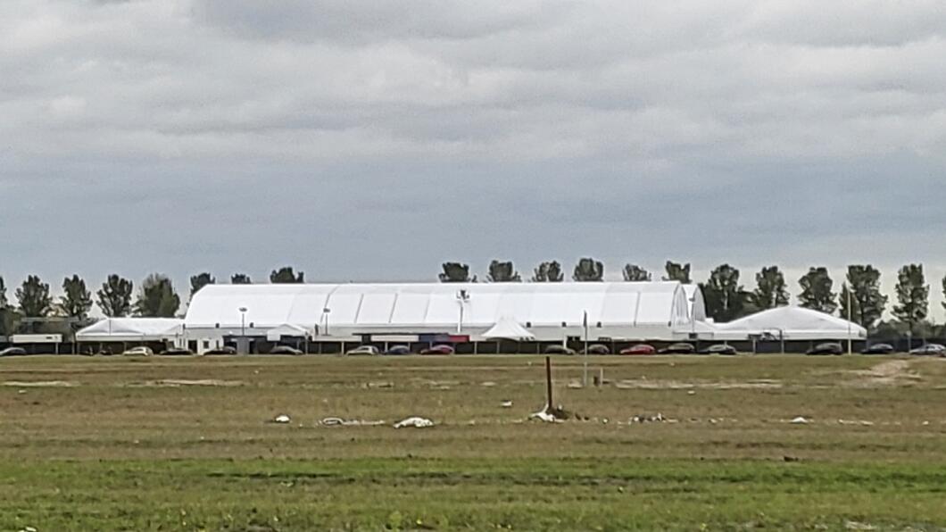 Tenten voor asielzoekers in de leegte van het bedrijventerrein Baanstee-Noord