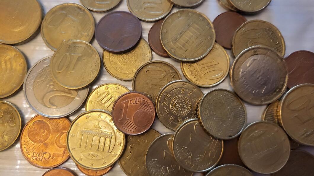 Illustratie bij artikel over geld (foto met diverse euro munten)