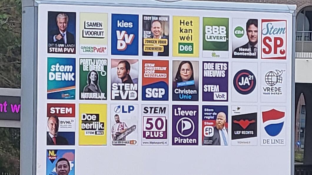 Verzamelde verkiezingsaffiches op een billboard
