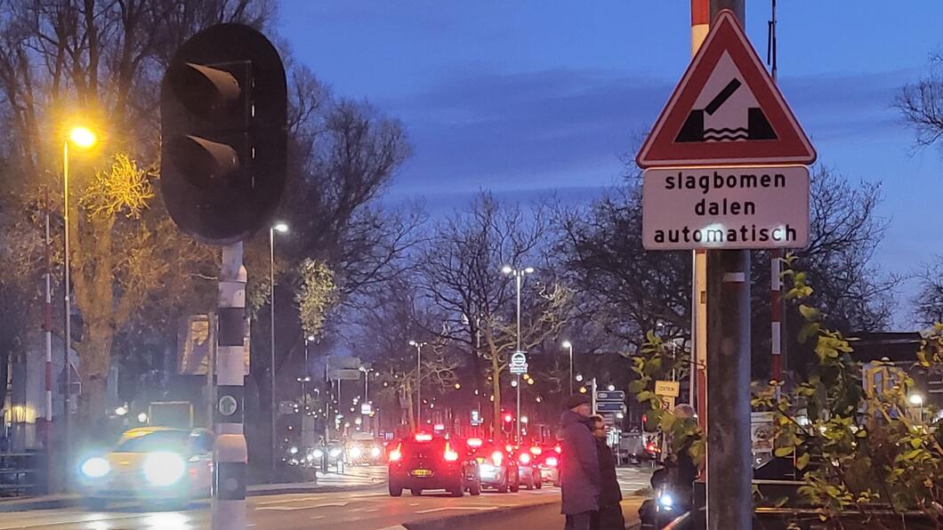De Beemsterbrug, met file van rode achterlichten