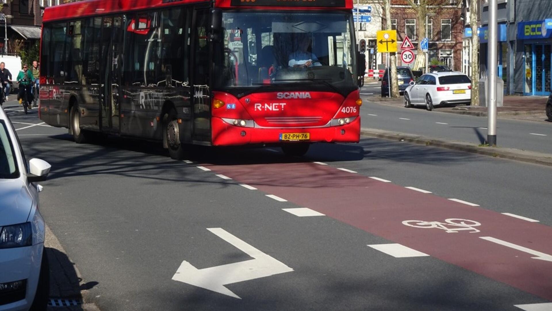 Foto Verkeer op de Gedempte Singelgracht; autobus rijdt over fietsstrook heen