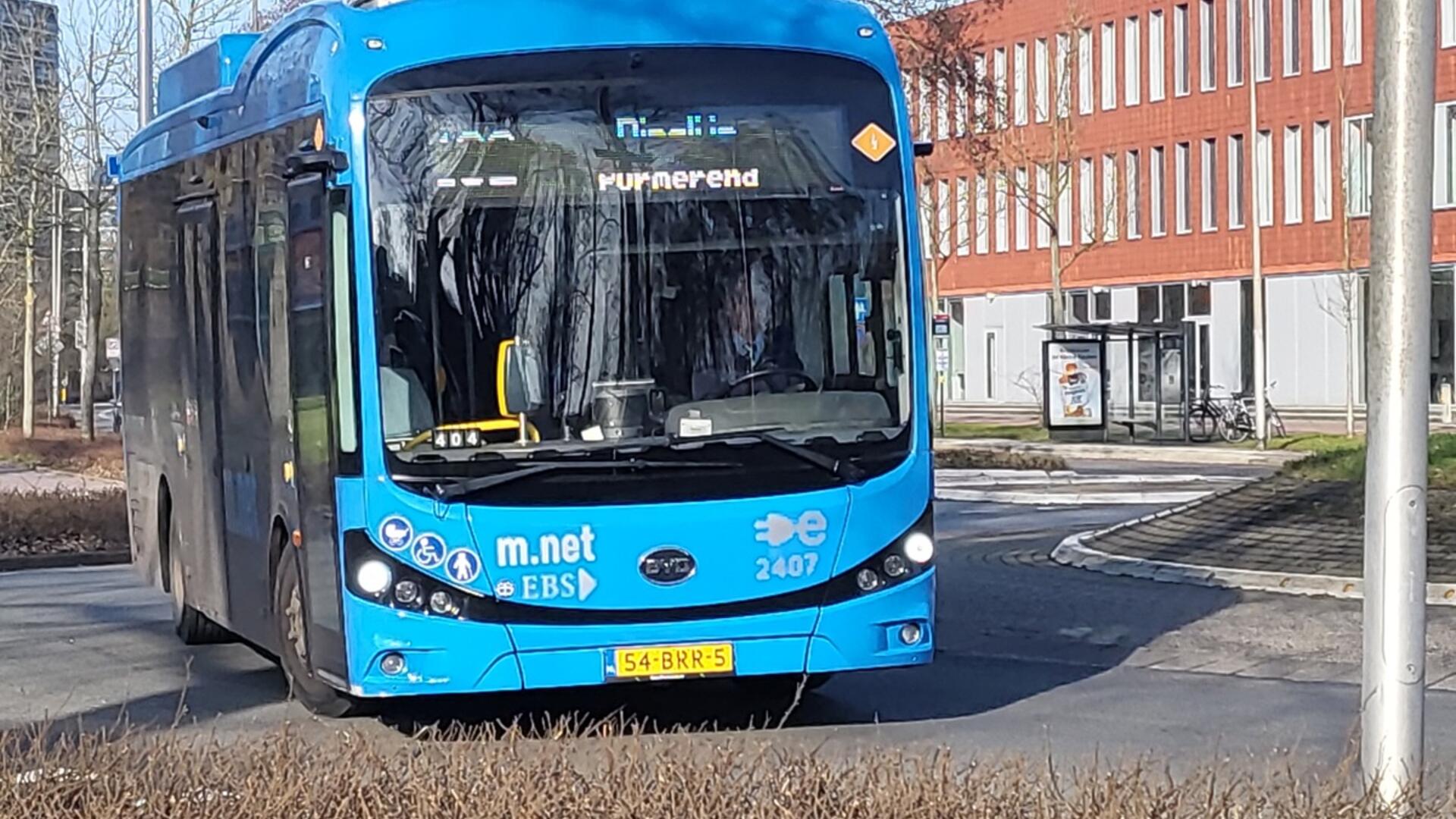 Foto van een autobus op lijn 102