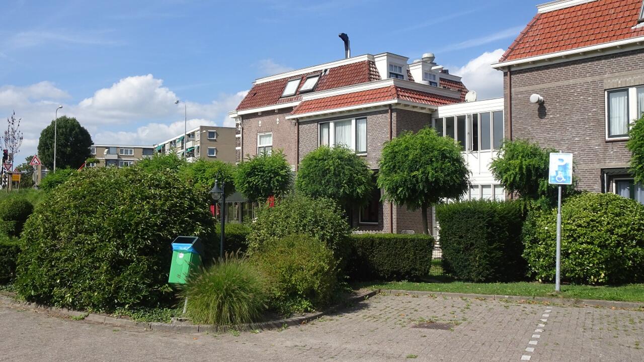Foto van Hotel van der Valk in Zuidoostbeemster, zijkant met parkeerplaats