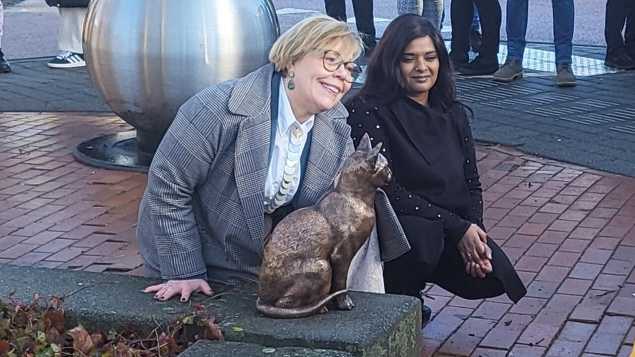 Natalie Saaf en mevrouw Kamta na de onthulling bij het beeld van Brammetje